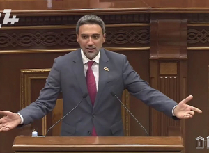 Սենց ժողովրդավարություն եղել է երևի թե 20-րդ դարի կեսին՝ մի կրքոտ հռետորի մասնակցությամբ․ Վարդևանյան